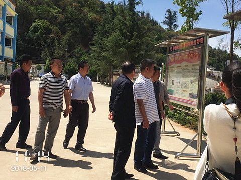 图1  查看兴蒙中心小学防震减灾科普知识宣传架.jpg