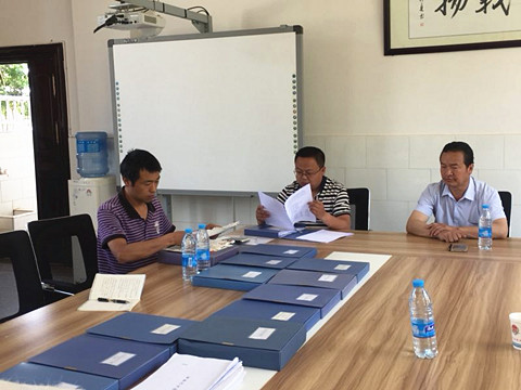 图2  查阅兴蒙中心小学创建防震减灾科示范学校台账资料.jpg