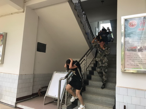 图1 紧急疏散现场.jpg