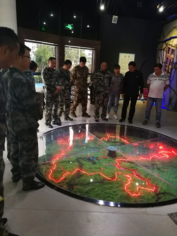 图：参观体验现场.jpg