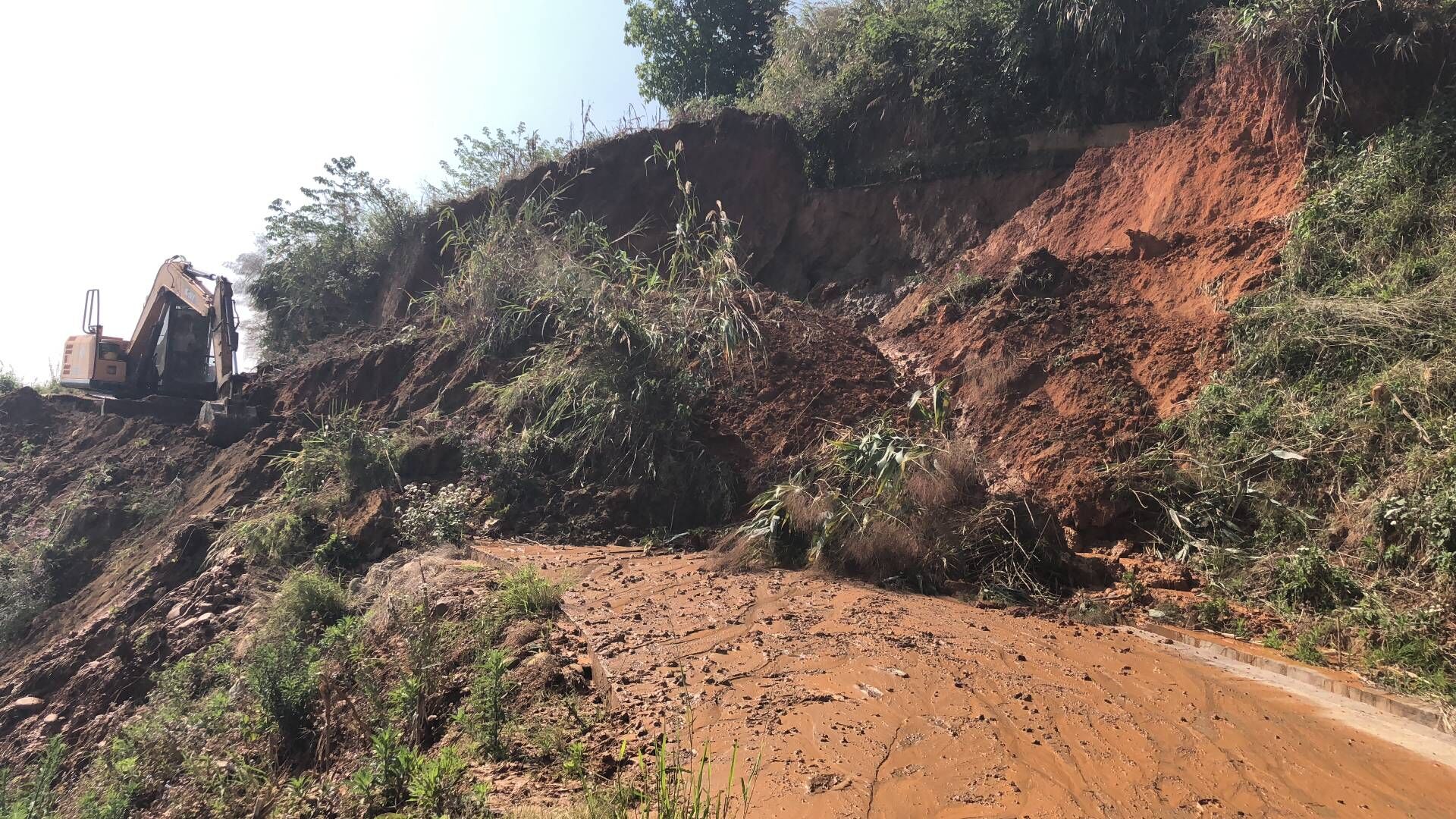 全力抢修水毁公路.jpg
