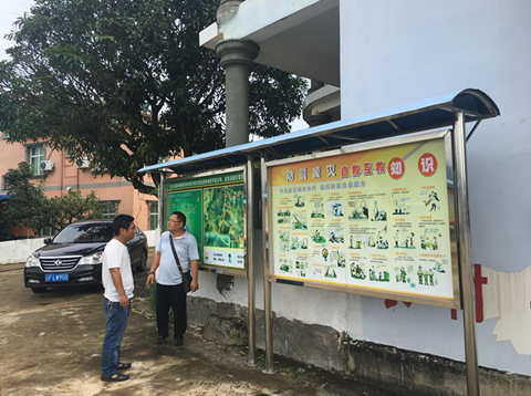 图2 实地查看示范村应急场地.jpg