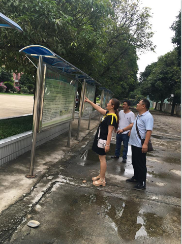 图3 实地查看示范学校.jpg
