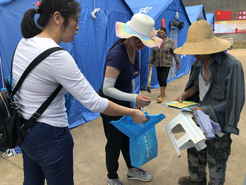 图3 到九溪镇扯纳苴灾民安置点开展宣传.JPG