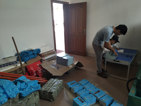 图5 向各乡镇（街道）、各部门发放宣传资料.jpg