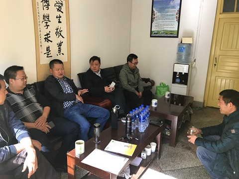 图5 孙军伟副局长在通海县兴蒙中心小学座谈.jpg