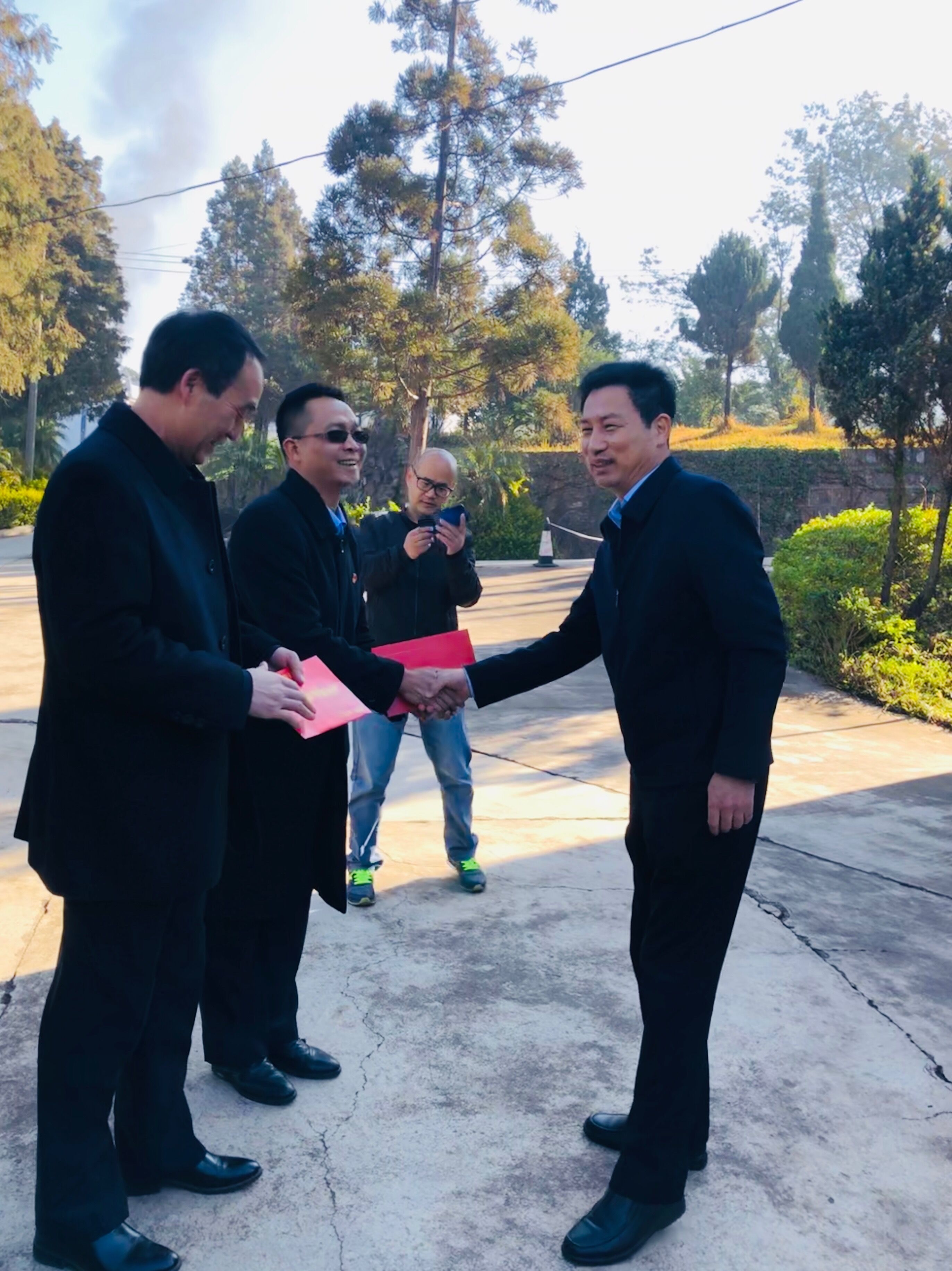 红塔区人民政府副区长梁士洪,市区民政局局长方建华,副局长戴吉国和区