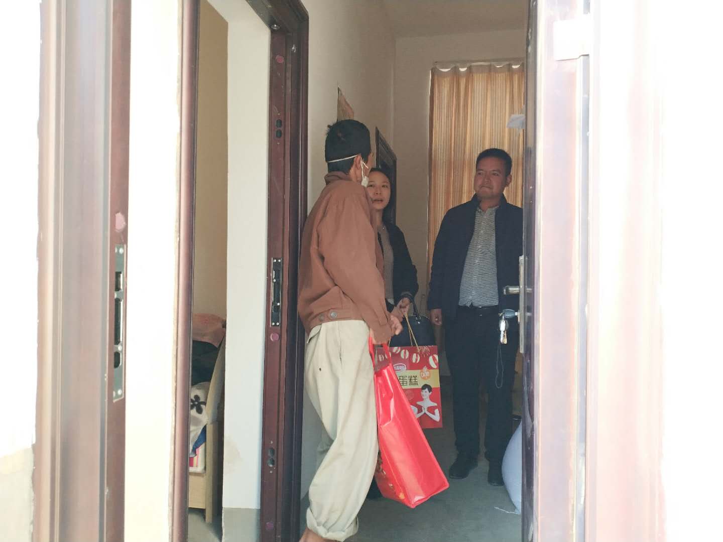 情系五保户 春节慰问暖人心.jpg 情系五保户 春节慰问暖人心.jpg