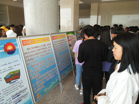 图4 观看科普宣传展板.jpg