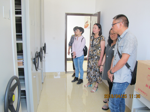 图3 参观档案室.jpg