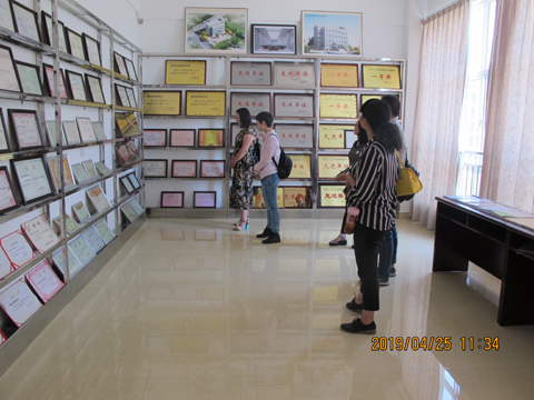 图4 参观荣誉室.jpg