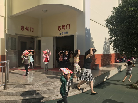 图2  紧急疏散演练现场.jpg