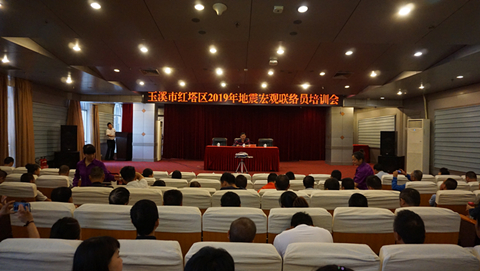 图1 红塔区防震减灾局局长胡伟讲话.JPG