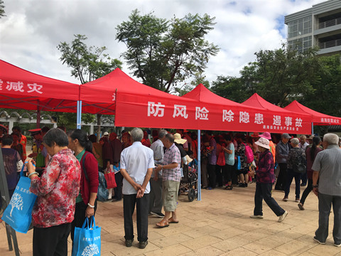 图4  “安全生产咨询日”宣传活动现场一.jpg