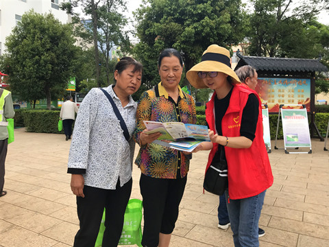 图6  工作人员接受群众咨询.jpg