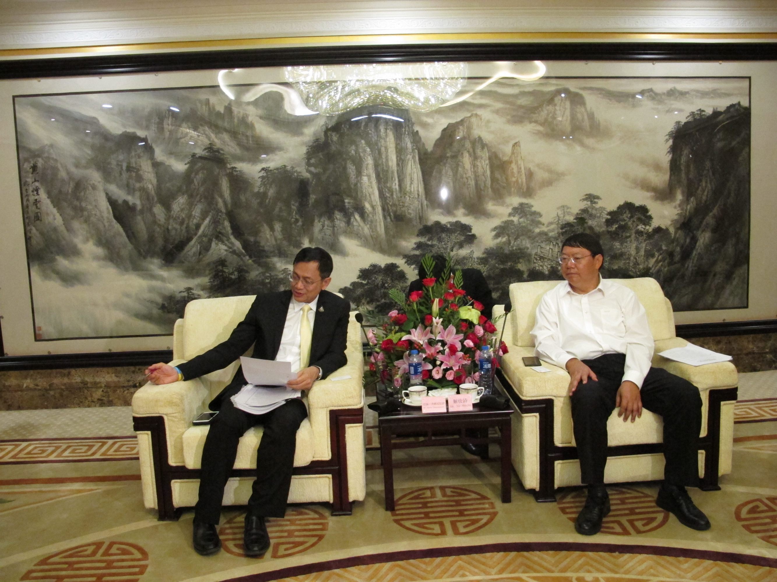 市政府副市长解仕清会见了代表团一行.[打印]