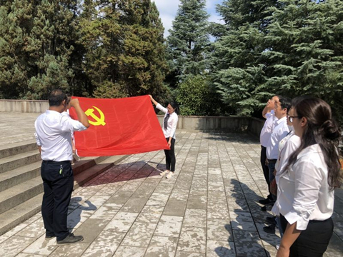 图2 在烈士纪念碑前重温入党誓词.jpg