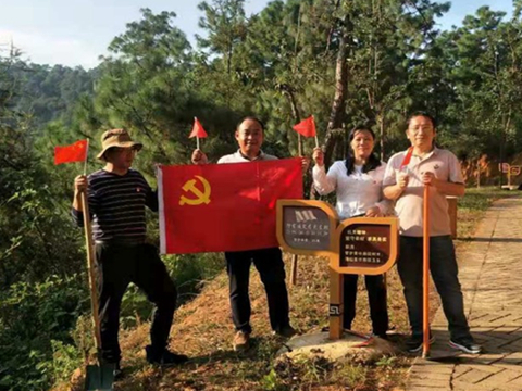 图3 到嶍山十里走廊责任区打扫卫生.jpg