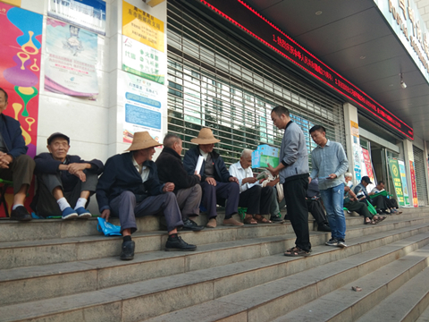 图2 向群众发放宣传资料.jpg