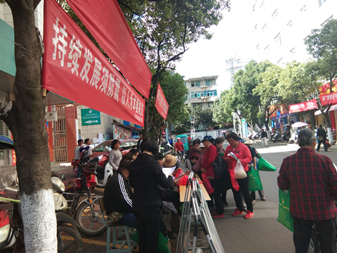 图3 接受群众咨询.jpg