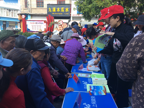 图3 发放防灾减灾救灾宣传资料.JPG