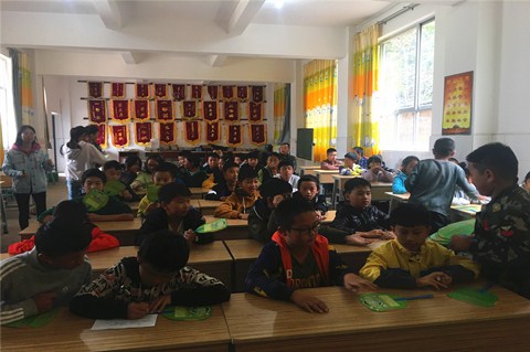 图5 向师生发放宣传资料一.jpg 图5 向师生发放宣传资料一.jpg