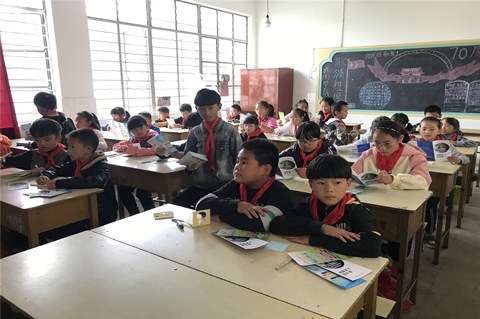 图6 向师生发放宣传资料二.jpg 图6 向师生发放宣传资料二.jpg