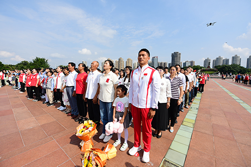 奥运冠军刘浩回乡.jpg