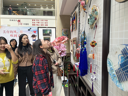 “溪蕴书香润童心中华民族一家亲”主题成果展开展.jpg