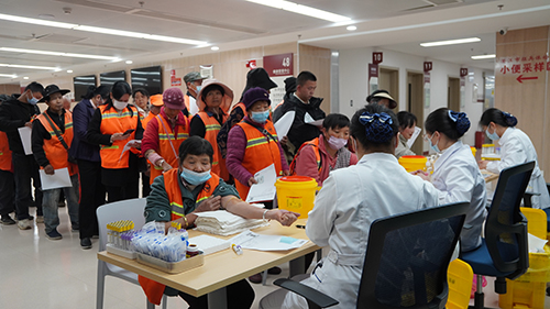 玉溪市中山医院为环卫工人免费体检.jpg