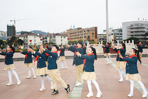 玉溪举行“同升国旗·同唱国歌”暨纪念“三八”国际妇女节主题活动.jpg