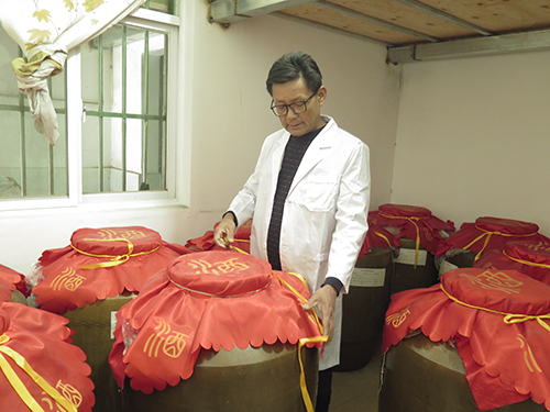 爱心善举带动产业转型 家传手艺酿成蔗酒飘香.jpg