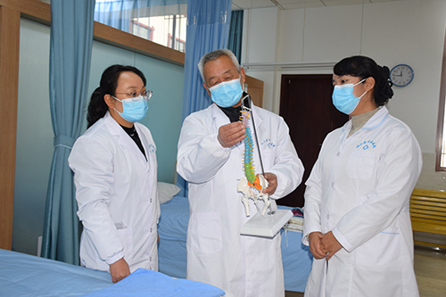 “银龄医师”张尧：用良方守护百姓健康.jpg