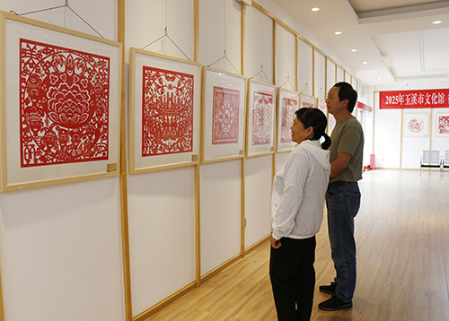 德宏州“傣族剪纸”美术交流展开展.jpg
