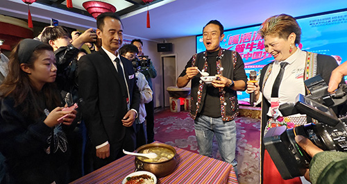 非遗美食店为市民环中国骑行出征壮行.jpg