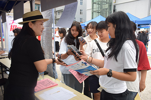 去年884名非玉溪籍学子扎根玉溪.jpg