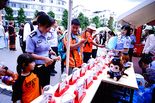 互动式开展禁毒宣传 凝聚全民禁毒强大合力.jpg
