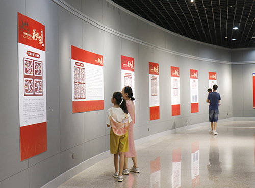 鄂州雕花剪纸展走进玉溪.jpg