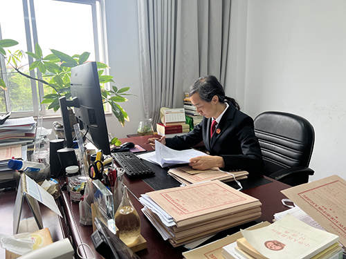三尺法台映初心 二十余载铸公正.jpg