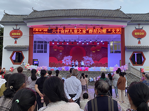 家长放心干活 孩子有人关爱.jpg
