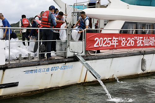 我市举办 “8·26”抚仙湖保护日活动.jpg