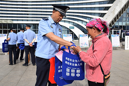 玉溪多部门联合开展国家网络安全宣传周活动.jpg