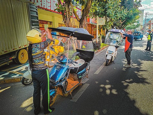 500强化隐患排查拆除违规加装车篷.jpg 500强化隐患排查拆除违规加装车篷.jpg