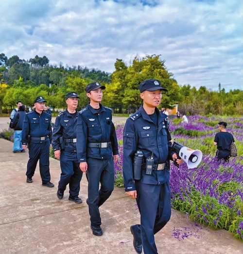 用服务“温度”守护旅游“热度”.jpg 用服务“温度”守护旅游“热度”.jpg