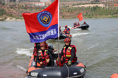 一抹“救援红” 守护一座城.jpg