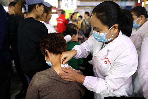 药香漫夜市 健康暖民心.jpg 药香漫夜市 健康暖民心.jpg