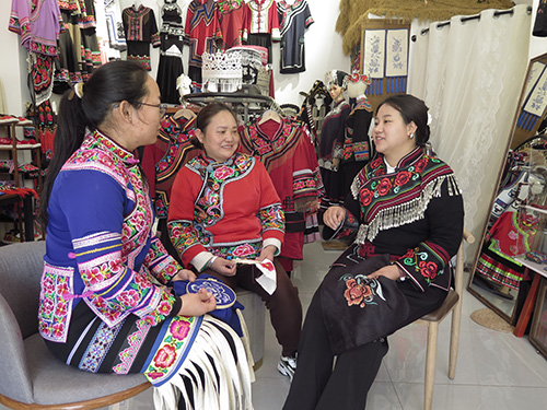 巧手绣古今丝线系乡情.jpg 巧手绣古今丝线系乡情.jpg