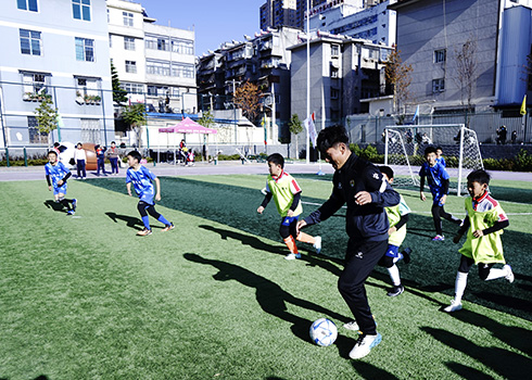 滇超联赛玉溪队球员走进校园