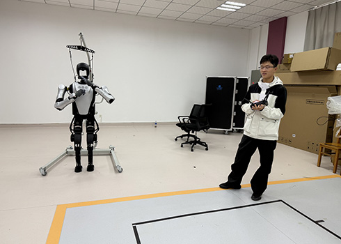 玉溪大专生“玩转”智能机器人