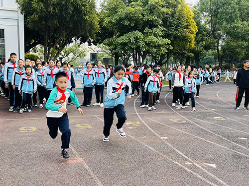 龙泉街道中心小学举办科技文体节.jpg 龙泉街道中心小学举办科技文体节.jpg